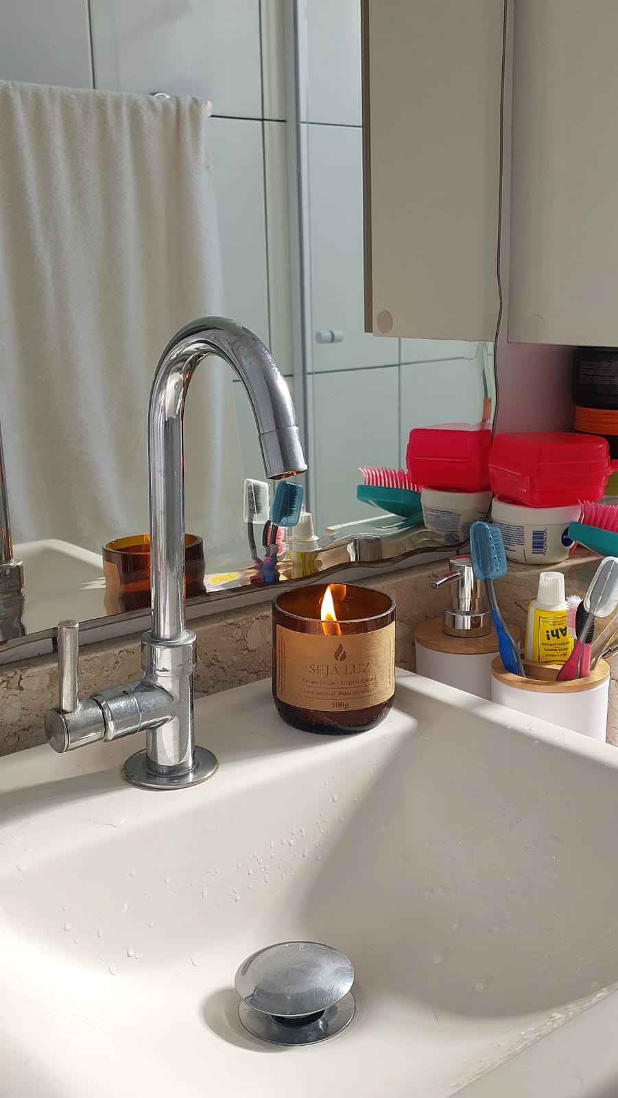 Ambiente com vela Seja Luz